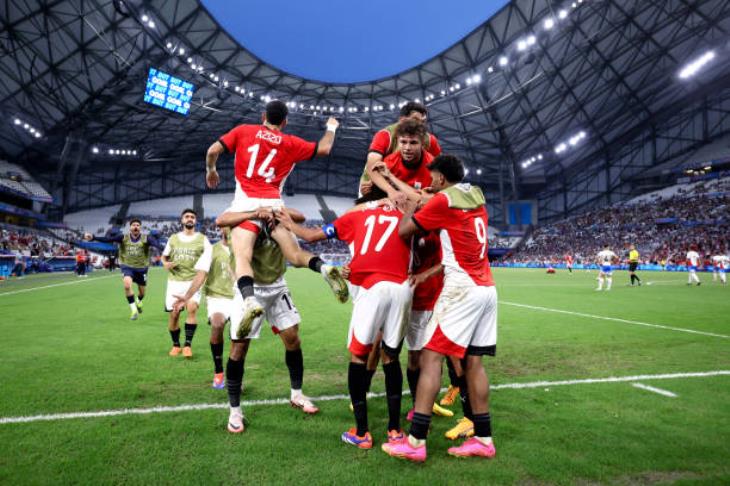 احتفالات جنونية للاعبي منتخب مصر بعد بلوغ نصف نهائي الأولمبياد